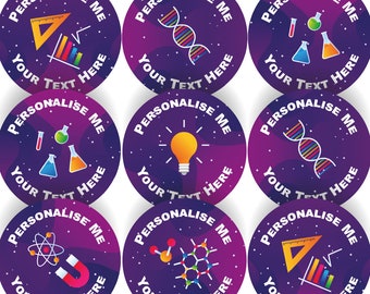 Può includere: Nove adesivi rotondi con uno sfondo galattico viola e bianco. Ogni adesivo ha un'icona diversa a tema scientifico, tra cui un goniometro, un grafico a barre, una catena di DNA, una lampadina, una beuta, una molecola e un atomo. Il testo "Personalizza me" e "Il tuo testo qui" è su ogni adesivo.