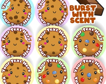 Può includere: Nove adesivi rotondi con un design di biscotti da cartone animato. I biscotti hanno gocce di cioccolato e alcuni hanno codette colorate. Gli adesivi hanno il testo "Your Text Here" attorno al bordo. Gli adesivi sono su uno sfondo bianco con una barretta di cioccolato e il testo "BURST WITH SCENT".