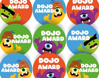 Könnte beinhalten: Neun bunte runde Aufkleber mit dem Text "DOJO AWARD" und Cartoon-Monster-Illustrationen. Die Aufkleber zeigen Monster in Grün, Gelb und Lila, jedes mit einem einzigartigen Design und einem Daumen hoch, vor orangefarbenen, blauen und grünen Hintergründen.