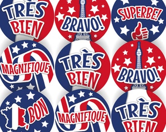 Può includere: Nove adesivi rotondi in colori rosso, bianco e blu. Gli adesivi presentano frasi francesi come "Tres Bien", "Magnifique" e "Bravo!" insieme a immagini della Torre Eiffel e stelle.