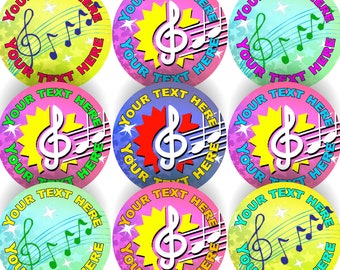Könnte beinhalten: Neun bunte runde Aufkleber mit einem Violinschlüssel und Noten. Die Aufkleber haben einen weißen Hintergrund mit einem gelben, rosa, blauen oder grünen Hintergrundmuster. Der Text "YOUR TEXT HERE" ist um den Rand jedes Aufklebers geschrieben.