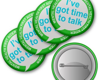 Può includere: Quattro badge a bottone verdi e bianchi con il testo "Mental Health First Aider" e un fumetto che dice "Ho tempo per parlare".