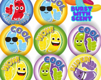 Könnte beinhalten: Neun bunte, runde Aufkleber mit Cartoon-Geleebohnen-Charakteren. Jeder Aufkleber hat ein anderes Design mit Wörtern wie "Amazing!", "Cool", "Wow!" und "Super!". Die Aufkleber sind in verschiedenen Farben erhältlich, darunter Blau, Gelb, Grün und Lila.