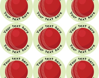 Könnte beinhalten: Neun grüne und weiße runde Aufkleber mit roten Cricketbällen in der Mitte. Jeder Aufkleber hat den Text "Your text here" am Rand.
