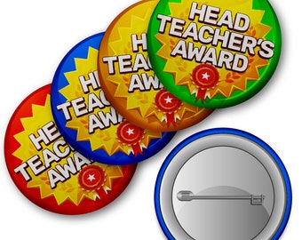 Könnte beinhalten: Vier bunte runde Knöpfe mit dem Text "Head Teacher's Award" in gelben Buchstaben auf grünem, orangefarbenem, blauem und rotem Hintergrund. Die Knöpfe haben einen Stern und ein rotes Band. Eine silberne Sicherheitsnadel ist ebenfalls abgebildet.