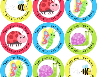 Può includere: Nove adesivi rotondi colorati con diversi disegni di insetti e animali. Ogni adesivo ha un cerchio bianco al centro con il testo "Type your text here" attorno al bordo. I disegni includono una coccinella, una farfalla, una lumaca e un'ape.
