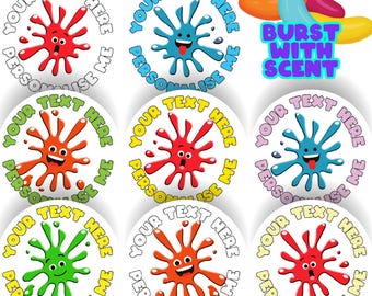 Può includere: Nove adesivi rotondi con sfondo bianco e un design a spruzzo colorato. Gli adesivi hanno il testo "YOUR TEXT HERE PERSONALISE ME" attorno al bordo. Il testo "BURST WITH SCENT" è su un adesivo bianco con un contorno nero.