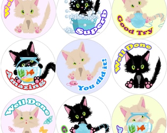 Könnte beinhalten: Neun bunte runde Aufkleber mit verschiedenen Katzenbildern und Sätzen wie "Gut gemacht", "Fantastisch", "Gut versucht" und "Super".