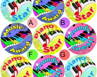 Può includere: Una collezione di adesivi rotondi e colorati con una tastiera di pianoforte, note musicali e testo. Gli adesivi presentano frasi come "Piano Star", "Music Award" e "Sounds Great!" in vari font e colori, con uno sfondo stellato.