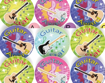 Può includere: Nove adesivi rotondi colorati con la parola "Chitarra" e "Stella" o "Premio" stampati su di essi. Ogni adesivo presenta un diverso design di chitarra con note musicali e stelle.