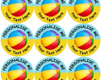 Può includere: Nove adesivi rotondi gialli e blu con un design a palla da spiaggia. Gli adesivi hanno il testo "PERSONALISE ME" e "Your Text Here".