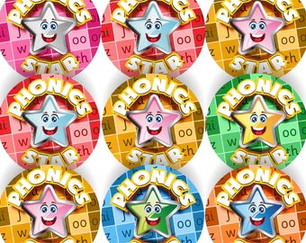 Può includere: Nove adesivi rotondi colorati con un design a stella e le parole "Phonics Star" in uno stendardo giallo. Ogni adesivo ha uno sfondo di colore diverso e una stella con un viso sorridente.