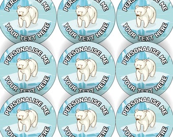 Può includere: Nove adesivi rotondi blu e bianchi con un orso polare in piedi su un pezzo di ghiaccio. Gli adesivi hanno il testo "Personalizza me" e "Il tuo testo qui" attorno al bordo.