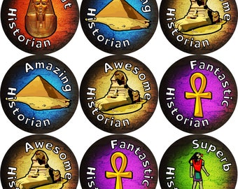 Könnte beinhalten: Neun bunte runde Aufkleber mit den Worten "Großer Historiker", "Erstaunlicher Historiker", "Genialer Historiker", "Fantastischer Historiker" und "Hervorragender Historiker" in einem kreisförmigen Design. Jeder Aufkleber zeigt ein Bild, das mit dem alten Ägypten zusammenhängt, wie eine Pyramide, die Sphinx und ein Ankh.