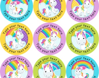 Può includere: Nove adesivi rotondi con un unicorno dei cartoni animati con un arcobaleno e nuvole. Gli adesivi sono di vari colori, tra cui giallo, rosa, verde e blu. Il testo "Type your text here" è ripetuto su ogni adesivo.