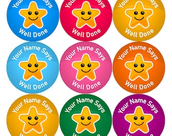Könnte beinhalten: Neun bunte runde Aufkleber mit einem lächelnden gelben Stern und dem Text "Your Name Says Well Done".