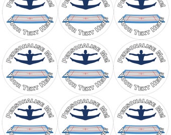 Könnte beinhalten: Neun weiße runde Aufkleber mit einer blauen Silhouette eines Turners, der einen Spagatsprung auf einem blau-weißen Trampolin macht. Der Text "PERSONALISIERE MICH!" ist in einem Kreis um den Turner geschrieben und "UNSER TEXT HIER" ist in einem Kreis unter dem Trampolin geschrieben.