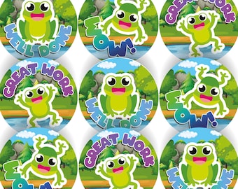 Könnte beinhalten: Neun bunte Frosch-Aufkleber mit verschiedenen Sprüchen, darunter "Super Arbeit", "Gut gemacht" und "Wow!" Die Aufkleber zeigen einen Comic-Frosch mit großen Augen und einem breiten Lächeln vor einem grün-blauen Hintergrund.