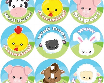 Può includere: Nove adesivi rotondi colorati con illustrazioni di animali della fattoria e messaggi positivi. Gli adesivi raffigurano una mucca, un pollo, un maiale, una pecora, un coniglio e un cavallo. I messaggi includono "Ben fatto", "Fantastico", "Super", "Wow", "Eccellente" e "Meraviglioso".