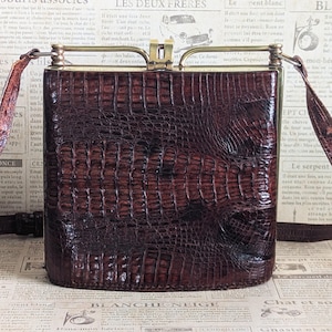 Bolso de mano de piel de cocodrilo de reptil de los años 40 y 50 con herrajes de latón.