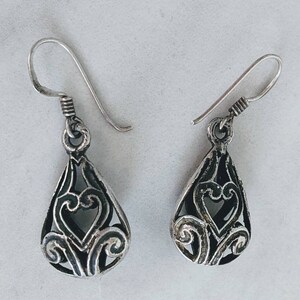 Pretty 925 Silver Scrolled Heart Teardrop Dangle Earrings