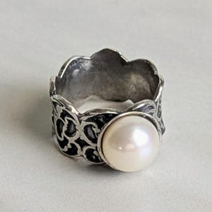 Designer Sterling Silver Wide Band Pearl Solitaire Ring Signed GG - Size 7.5