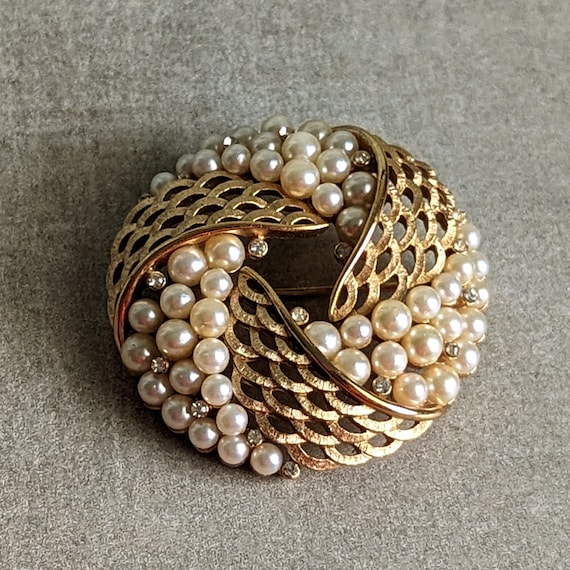 Crown Trifari SCALES and PEARLS Round Brooch