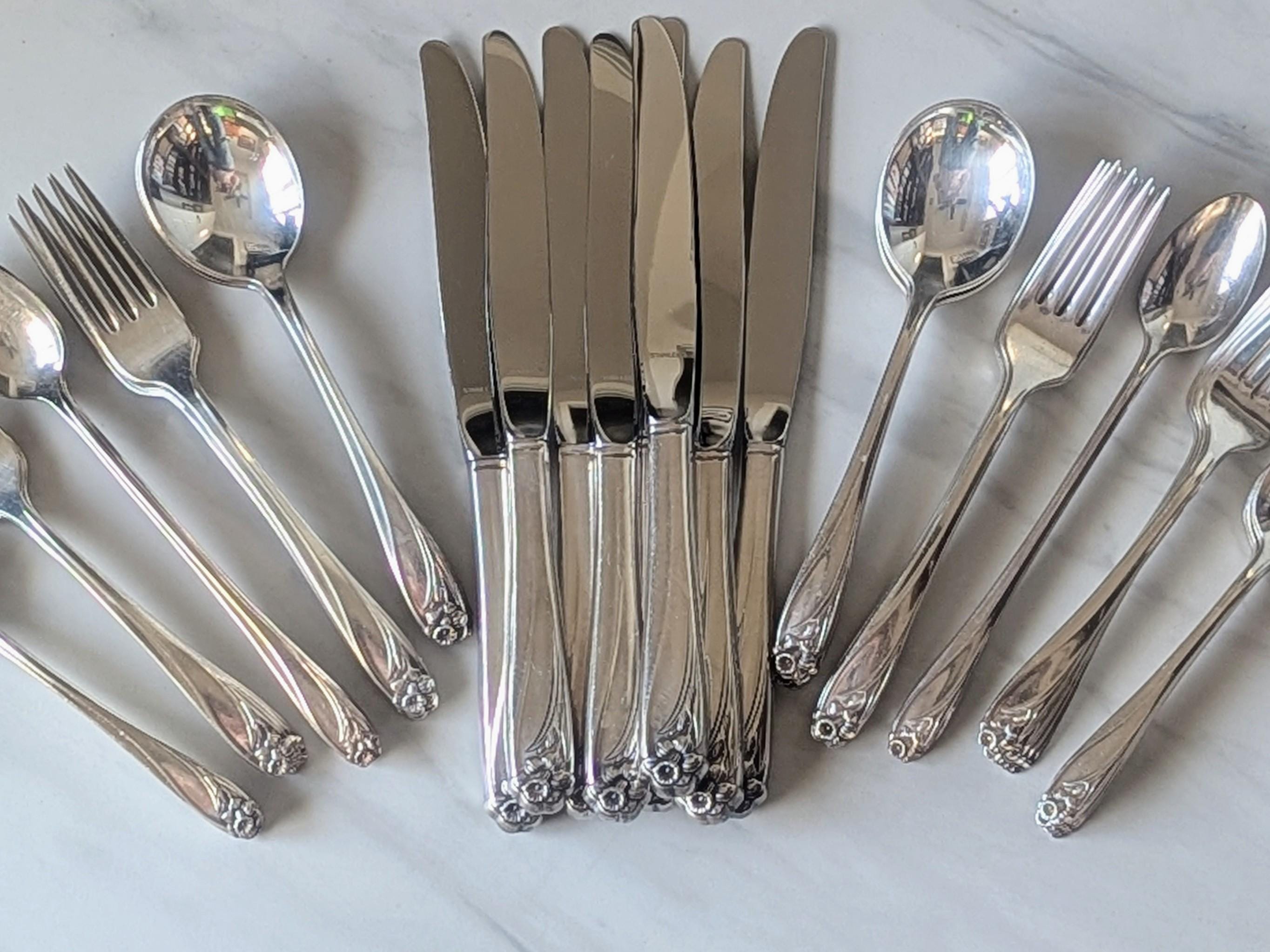 1847 Rogers Bros. IS Daffodil Silver Plate Flatware - 64 Pieces