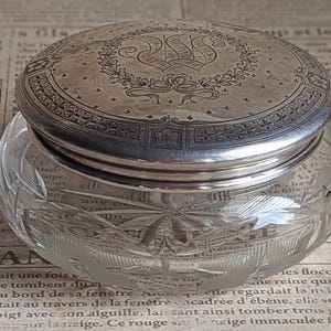 Tarro de tocador con tapa de plata esterlina y cristal tallado antiguo con monograma W/M