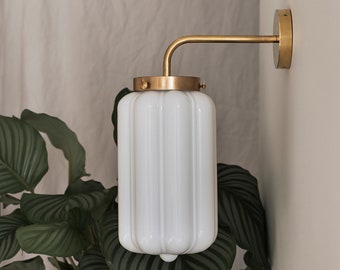 Wandlampe mit Milchglas und Messing im Art Deco Stil
