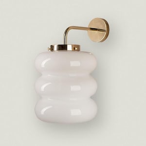 Lampada da parete in vetro bianco con ottone in stile Art Déco, applique da parete in vetro lattimo, lampada da parete in vetro opalino con ottone