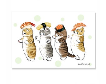 Puede incluir: Una ilustración caprichosa presenta cuatro gatos de pie, cada uno adornado con un trozo diferente de sushi en la cabeza. Los gatos tienen diferentes patrones de pelaje en tonos marrones, grises y blancos. Círculos verde claro salpican el fondo, y la firma del artista está en la esquina inferior derecha.