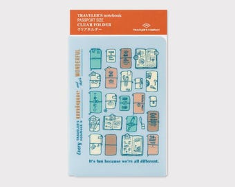 Cuaderno TRAVELER'S tamaño pasaporte con carpeta transparente 2027 -Cada cuaderno TRAVELER'S es único y eso es maravilloso- Fábrica Traveler's