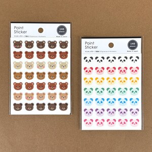Puede incluir: Dos paquetes de pegatinas con caras de oso y panda. Las pegatinas de oso son en tonos marrones y beige. Las pegatinas de panda son en negro, rojo, amarillo, verde, azul, rosa y morado. Cada paquete contiene 140 piezas.