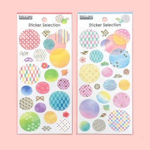 Op de afbeelding: Twee sticker vellen met kleurrijke, patroon cirkels en Japanse stijl motieven. De tekst "Sticker Selection" staat op elke vel, met "Made in Japan" bovenaan. De stickers hebben verschillende kleuren en ontwerpen, waaronder geometrische patronen.