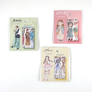 以下が含まれることがあります： 様々な服装の女の子のイラストが描かれた、Amieステッカーの3つのパック。 パックは緑、ピンク、ベージュで、「suisai girl」、「little girl」、「girly girl」と書かれています。 ステッカーは透明なプラスチックで包装されています。