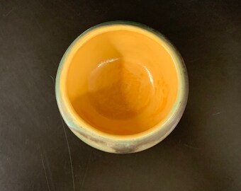 Cuencos de piedra y amarillo