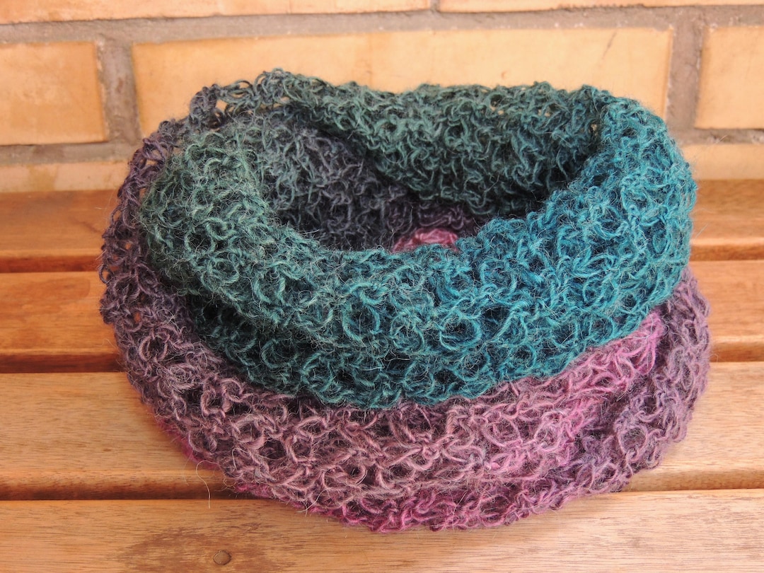 Sciarpa di lana verde e rosa, realizzata ad uncinetto con punto - Main Image