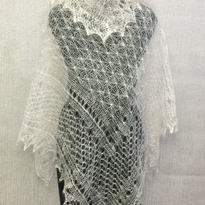 Châle en tricot antique d'Orenbourg Écharpe de mariée en laine et dentelle de mariée d'hiver victorienne, 135 x 135 cm image 2