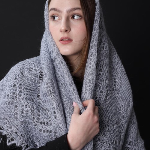 Écharpe en laine d'Orenbourg tricotée à la main : écharpe en dentelle grise (125 cm)