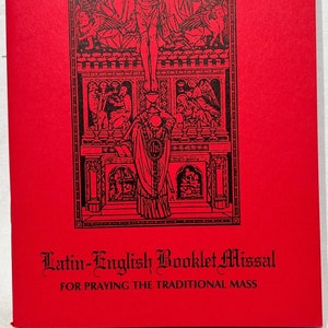 Pode incluir: Um livreto vermelho com uma ilustração em preto e branco de uma cena religiosa na capa. O texto na capa diz "Latin-English Booklet Missal for Praying the Traditional Mass."