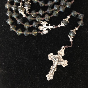 Fleur-de-Lis Fiat Centerpiece, Miraculous Medal, Maria umgeben von St. Bernadette und St. Therese of Lisieux. Handgebundener Rosenkranz aus Perlen
