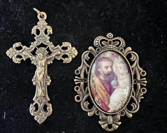 Centro del Rosario di San Giuseppe: Croce in filigrana di bronzo, grande ovale
