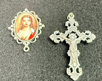 Een middelgrote ovale rozenkrans met een zilveren filigraankruis gewijd aan de heilige Maria Goretti.