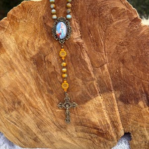 Handgebundener traditioneller Rosenkranz Unserer Lieben Frau von Lourdes | Echte Picasso Tschechische Glasschliff Rondelle Bläulich / Orange Perle