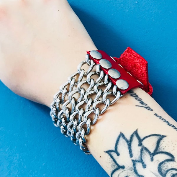 Bracelet en cuir avec chaînes en cuir rouge; boucle