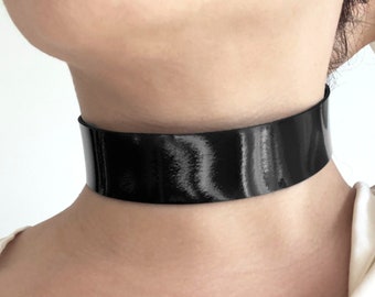 Patent leather choker with snap button closure