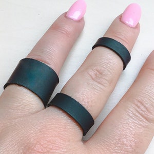 Anillo de cuero; inicial; letras; números; diseño; corazón; personalización
