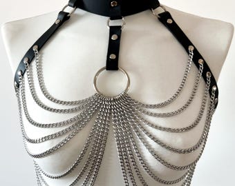 Harnais de poitrine en cuir avec chaînes argentées ou dorées