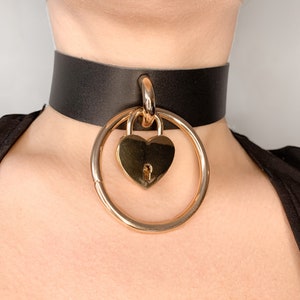 Collar gargantilla de cuero con anilla grande y candado de corazón en color dorado